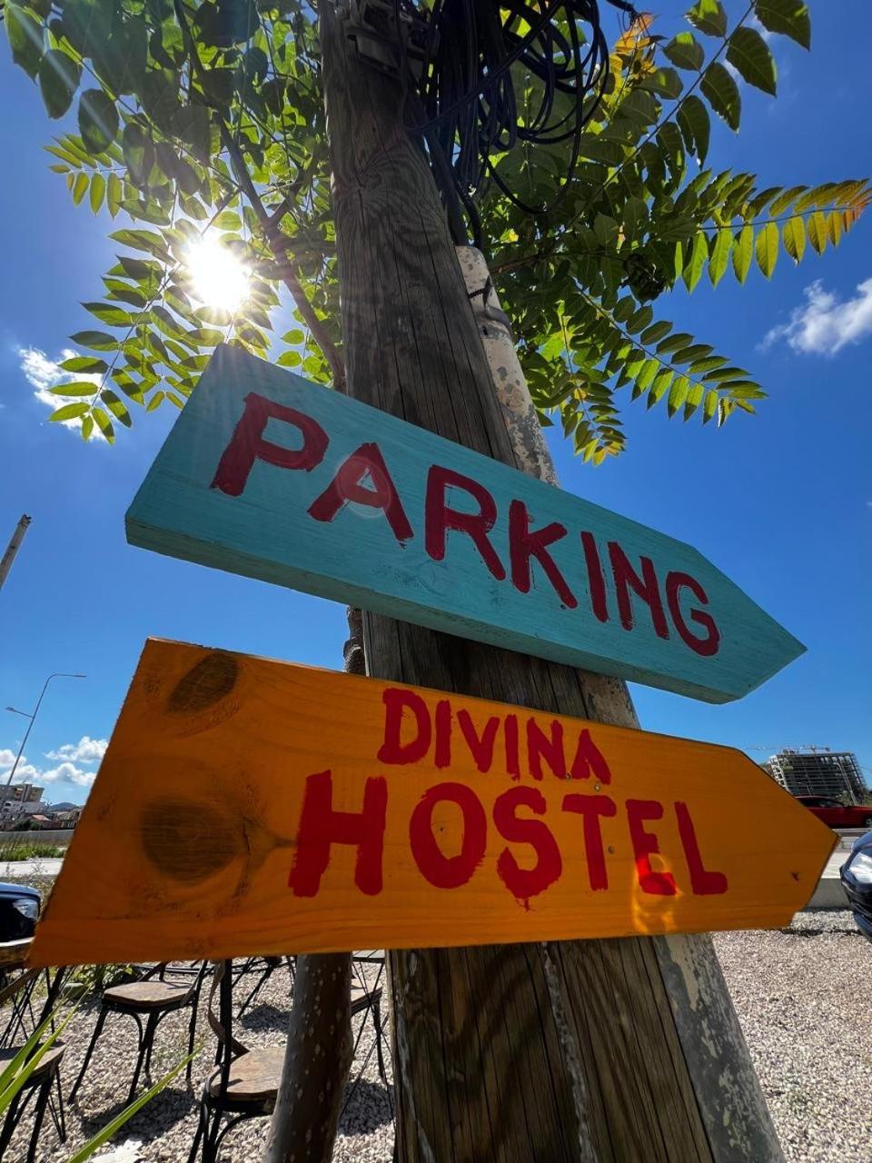 Divina Hostel ティラナ エクステリア 写真