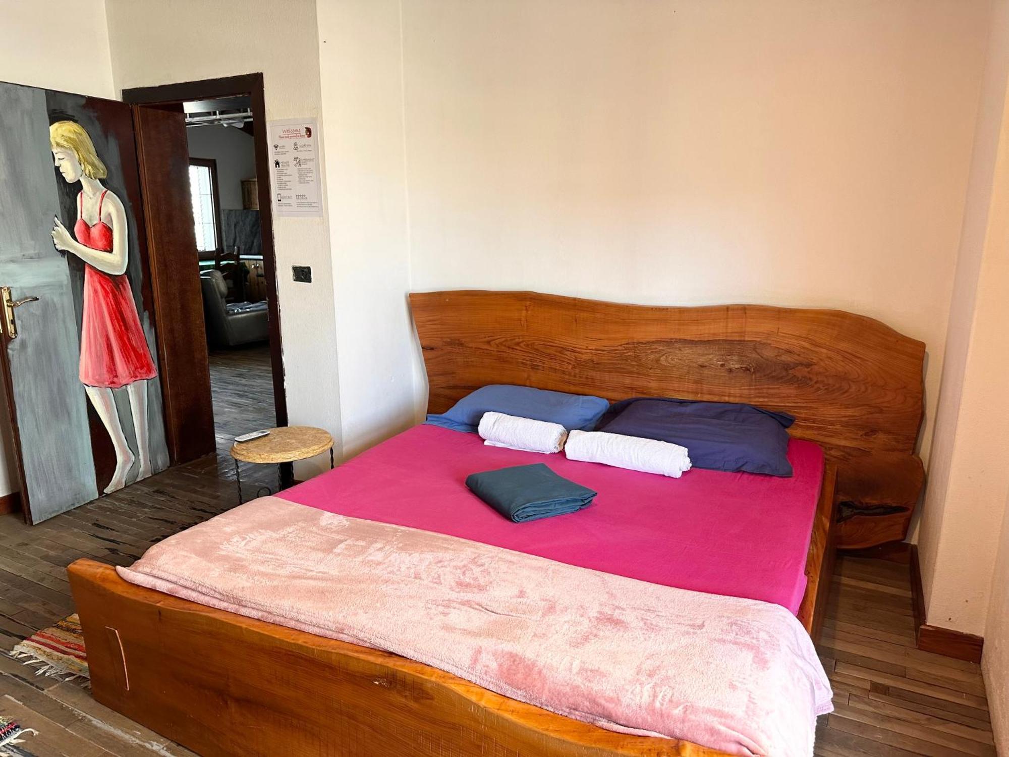 Divina Hostel ティラナ エクステリア 写真