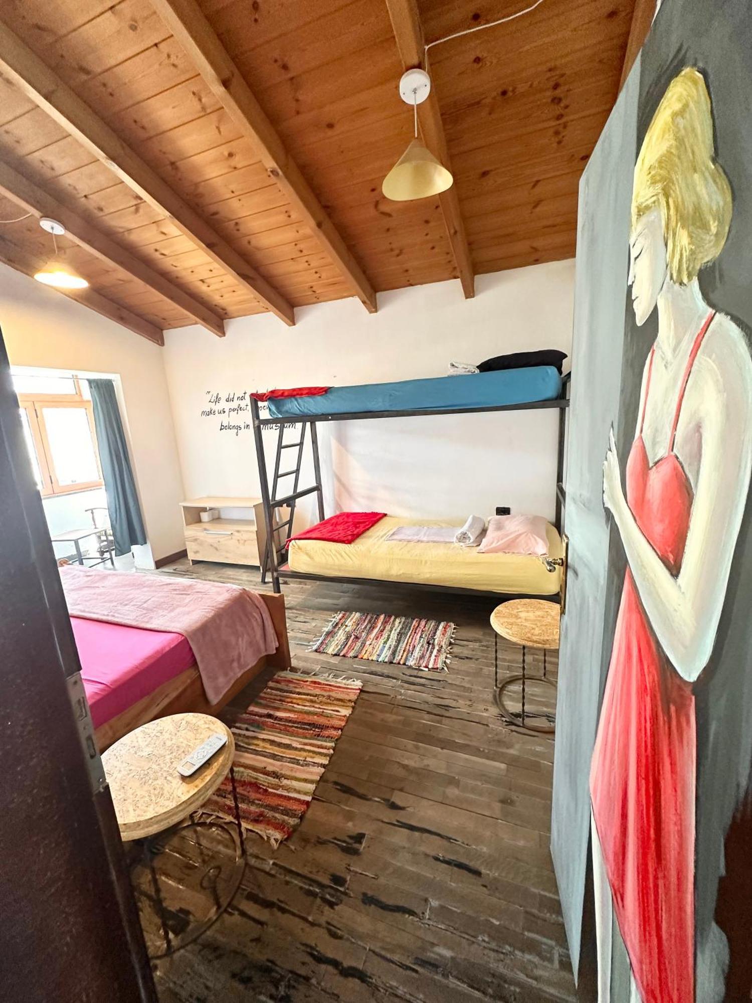 Divina Hostel ティラナ エクステリア 写真