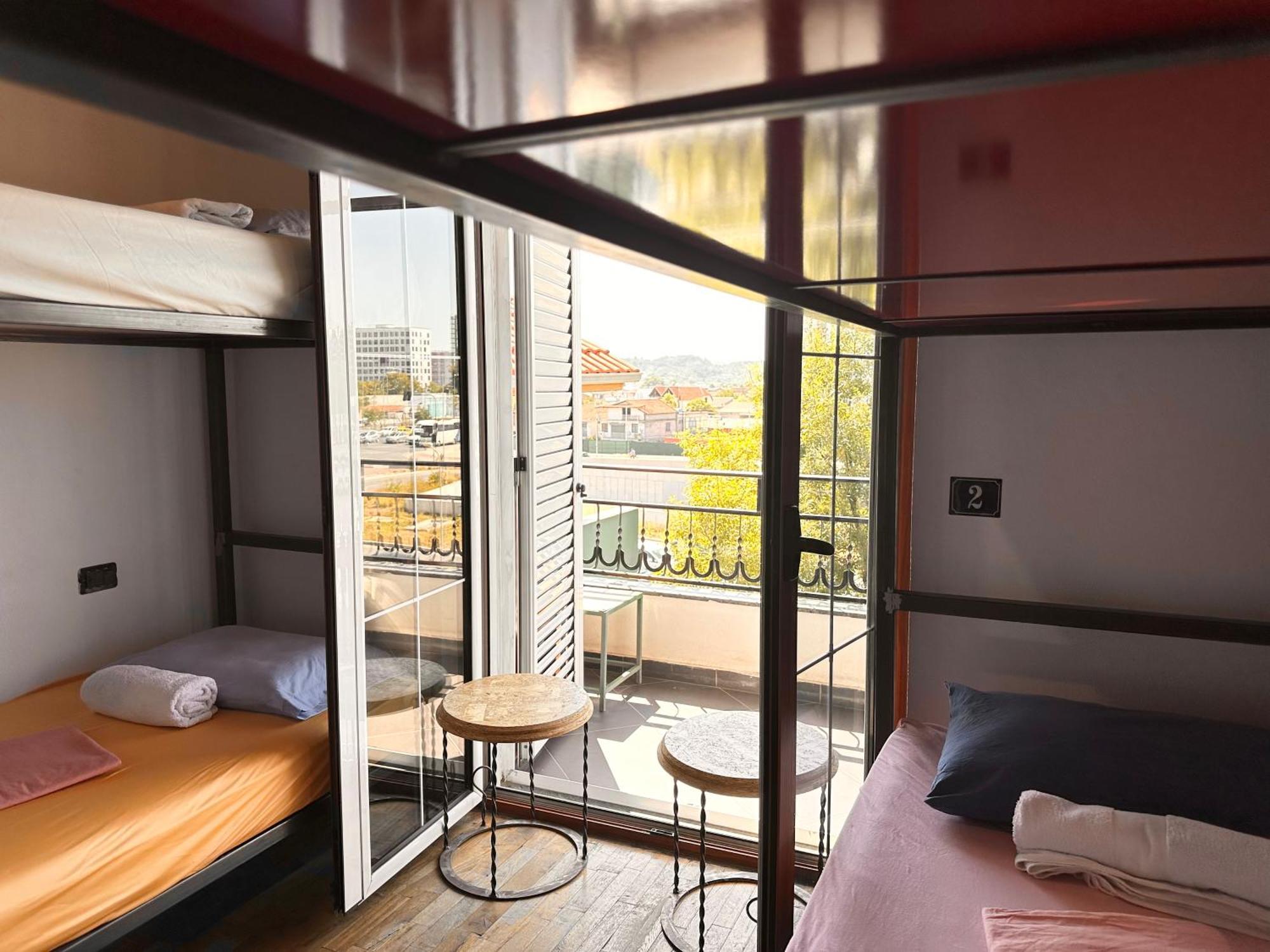 Divina Hostel ティラナ エクステリア 写真